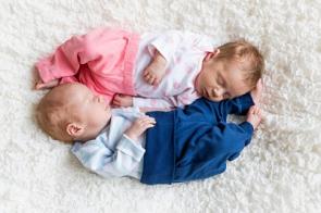 Neugeborene Zwillinge auf einer Decke
