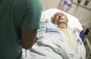 Alte Frau im Krankenbett