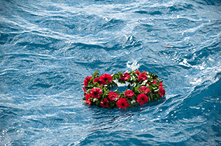 Blumenkranz im Meer während einer Seebestattung