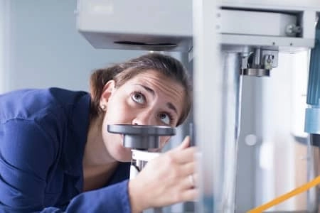 Ingenieurin mit Maschine
