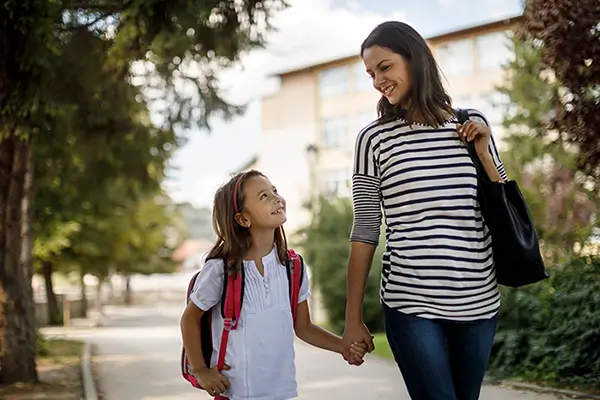 Mutter mit Kind auf dem Schulweg