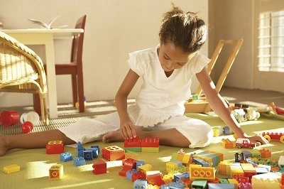 Kind spielt im Kinderzimmer