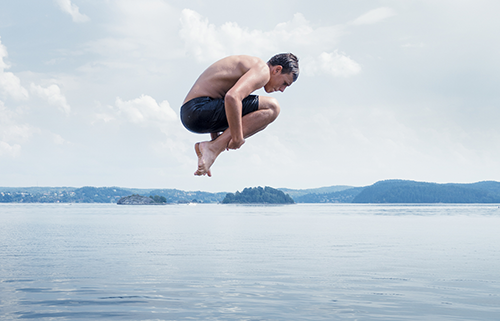 Junge springt in See: Badeunfällen vorbeugen