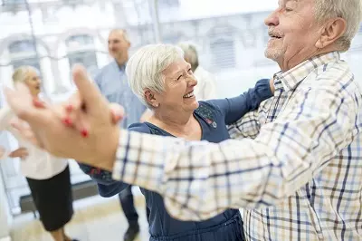Sturzprävention für Senioren: Paar beim Tanzkurs