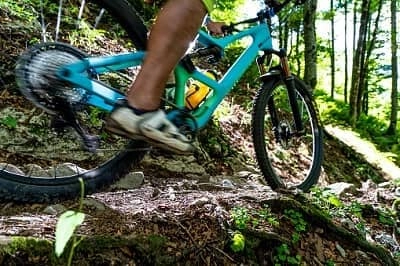 Fahrradunfallversicherung: Mountainbiker auf einem Trail in den Bergen