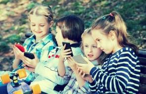 Kinder spielen mit dem Smartphone Pokémon GO