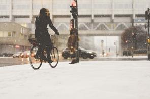 Frau auf Fahrrad im Winter