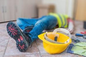 Ein Bauarbeiter erleidet einen Arbeitsunfall.