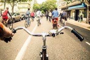 Gruppe von Radfahrern auf der Straße