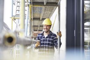 Bauarbeiter trinkt Kaffee auf einer Baustelle.