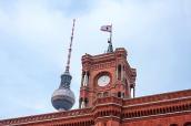 Berliner Rathaus mit Fernsehturm im Hintergrund