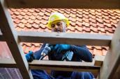 Arbeiter auf einem Dach