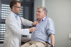 Arzt untersucht älteren Patienten mit Stethoskop