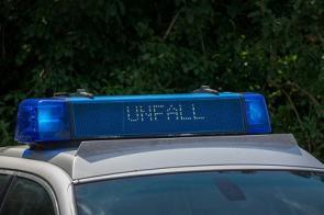 Dachbalken auf einem Polizeiauto mit Anzeige "Unfall"