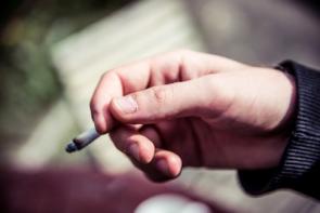 Raucher-Hand mit Zigarette