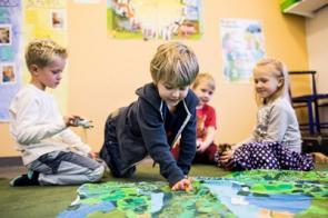 Kinder spielen in der Kita