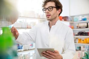 Apotheker macht Inventur mit einem iPad