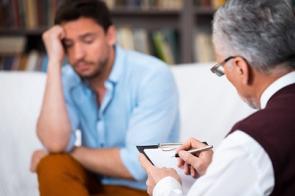 Patient redet mit Psychologe.