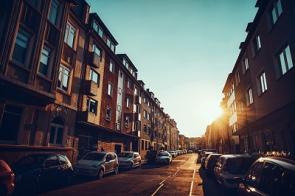 Geparkte Autos auf Straße bei Sonnenaufgang
