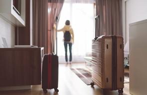 Koffer in Wohnung mit Frau