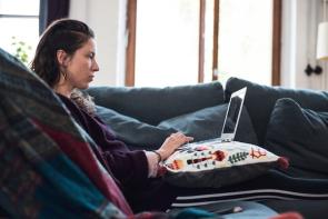 Frau mit Laptop auf dem Sofa