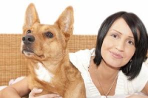 Frau mit Hund zu Hause