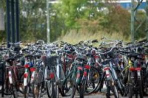 Hunderttausende Fahrraddiebstähle jährlich. Die Hausratversicherung zahlt nur, wenn das Fahrrad mit einem Schloss abgesperrt war.