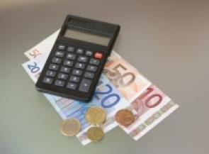 Mit einem Preis-Leistungs-Vergleich kann man bei der Hausratversicherung eine Menge Geld sparen.