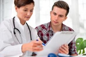 Junger Patient mit Ärztin