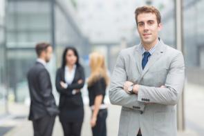 Manager vor Gruppe
