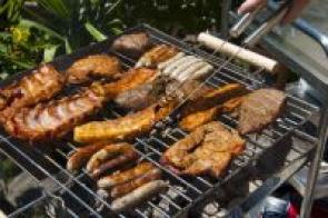 Beim Grillen auf Balkon oder Terrasse sollte man das Risiko Wohnungsbrand nicht außer Acht lassen.