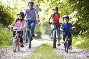 Familie beim Radfahren