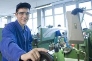 Azubis sollten sich genau informieren, welche Versicherung für sie sinnvoll ist.