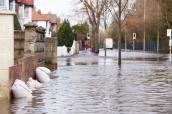 Überschwemmung: Straße und Häuser