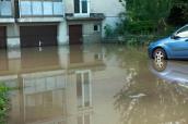 Überschwemmung vor einem Haus.