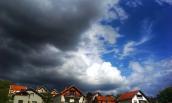 Sturmwolken über Häusern