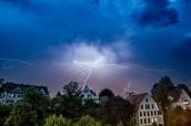Blitz bei Häusern in der Nacht