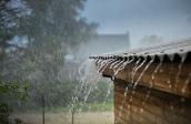 Hausdach im Regen