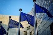 Drei Flaggen mit dem Symbol der Europäischen Union wehen im Wind.