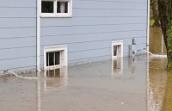 Hochwasser bei Haus