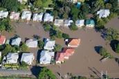 Ein von Hochwasser überschwemmtes Dorf. Nur die Hausdächer sind nocht sichtbar.