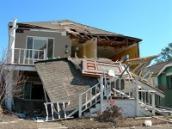 Ein von Unwetter zerstörtes Haus.