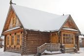 Verschneites Ferienhaus.