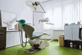 Behandlungszimmer in einer Zahnarztpraxis