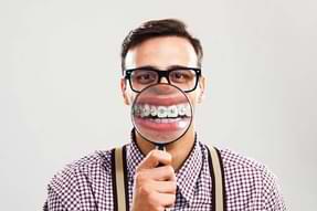 Mann mit fester Zahnspange