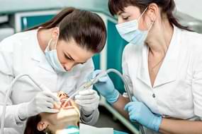 Eine Patientin bei der professionellen Zahnreinigung