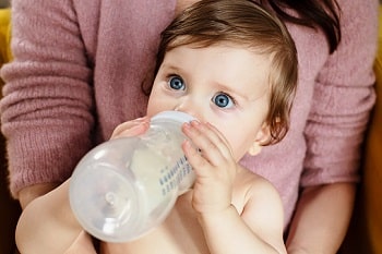 Baby trinkt aus Nuckelflasche