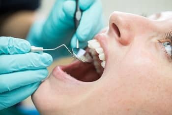 Patientin beim Zahnarzt in Behandlung
