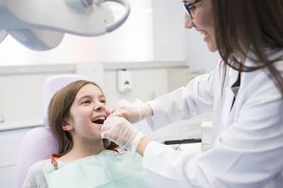 Mädchen bei einer Zahnärztin in der Behandlung