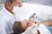 Zahnarzt behandelt einen männlichen Patienten
